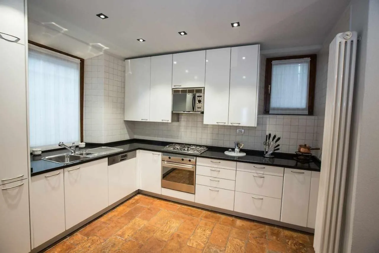 Historical Apartment In The Center Of Gravedona - Larihome A02