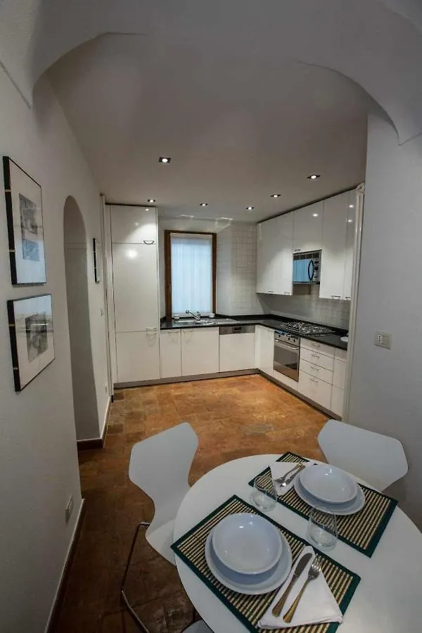 Historical Apartment In The Center Of Gravedona - Larihome A02